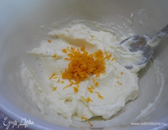 Мягкое сливочное масло соединить с сахаром, творожным сыром, сметаной и цедрой апельсина. Хорошо перемешать ложкой.