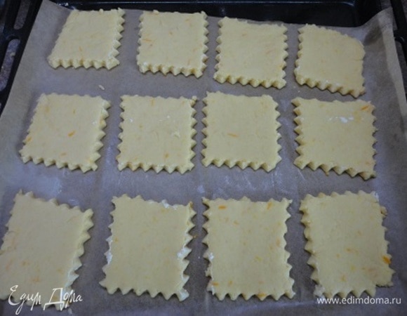Соединить сухие и масляные ингредиенты и замесить тесто. Раскатать толщиной 1–1,5 см. Разрезать тесто на коржики или придать ему форму печенья.