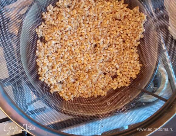 Пока бульон варится, готовим другие ингредиенты. Автор рецепта предложила интересный способ приготовления перловки. Я попробовала. Правда, особой разницы не заметила. Поэтому можно по старинке замочить перловку на ночь. Перловку промываю в нескольких водах, выкладываю в дуршлаг и помещаю на кастрюлю с кипящей водой. Уровень воды должен быть на 5–6 см ниже дна дуршлага. Распариваю крупу 45 минут.