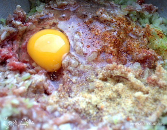 В фарш (смесь говядины со свининой) добавить яйцо, половину лука и специи.