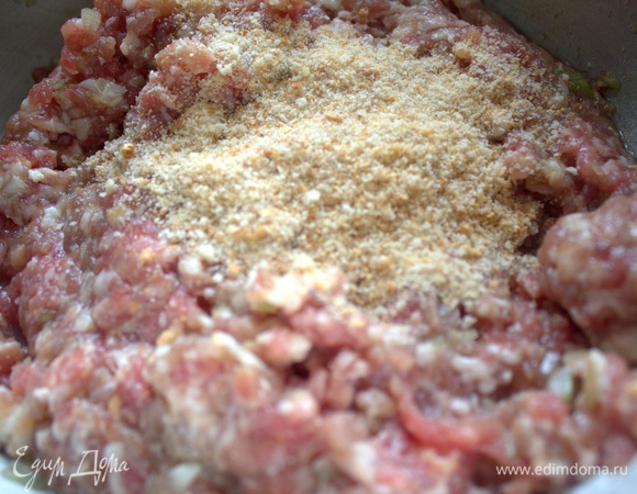 Если много влаги в фарше, всыпать немного сухарей.