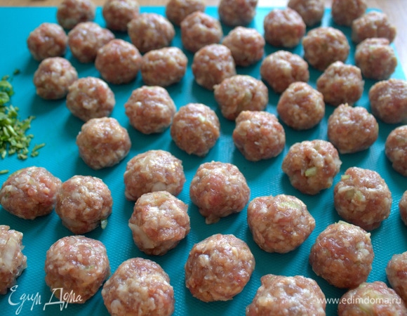 Скатать мелкие шарики — 48 штук.