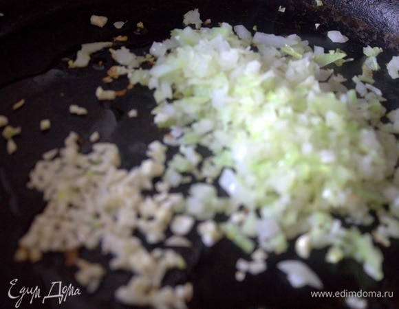 Отдельно обжарить оставшийся лук и чеснок.