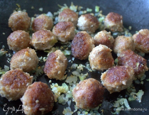 Перенести к луку и чесноку мясные шарики.