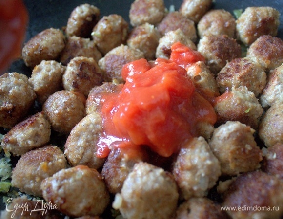 Открыть банку измельченных томатов (400 г) и перелить в сковороду. Если берете свежие помидоры, лучше снять кожицу и измельчить мякоть блендером.