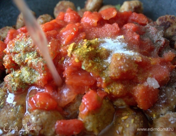 Влить воду. Я обычно споласкиваю банку из-под томатов.