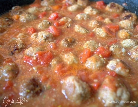 Томить под крышкой 30 минут. Все митболы должны быть покрыты соусом.