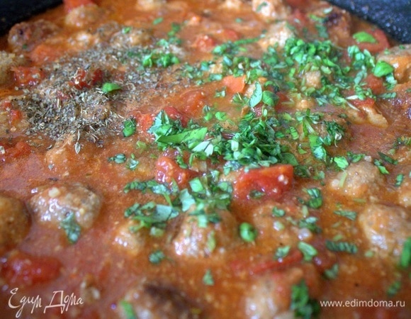 Перед выключением посыпать рубленым базиликом.