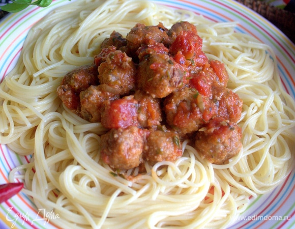 Выложить на гарнир митболы с соусом.