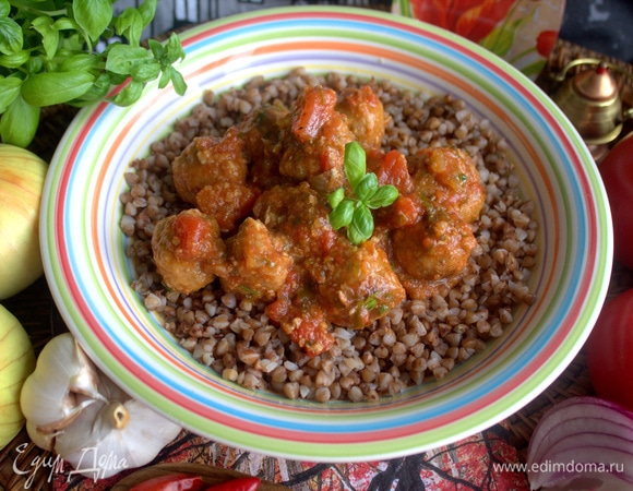 Также можно подать шарики с гречкой.