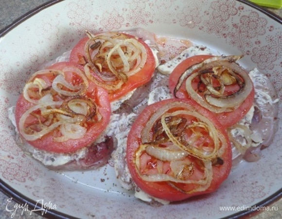 Сверху выложить колечки жареного лука и посыпать все тертым сыром.