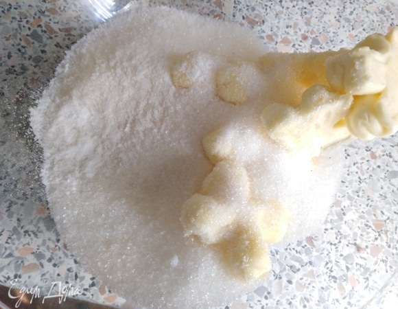 Масло комнатной температуры смешать с сахаром, солью и ванилином. Вбить яйца. Перемешать все до однородной массы.