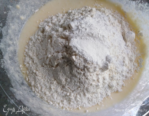 Всыпать муку и разрыхлитель.