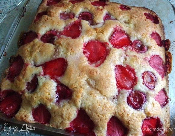 Выпекать пирог в разогретой духовке при 190°C 35–40 минут.