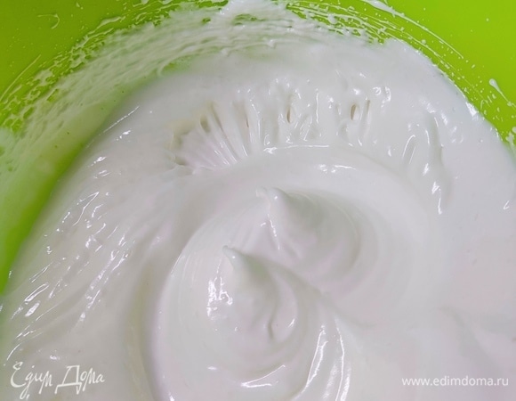 Белки взбить в пену со 100 граммами сахара.