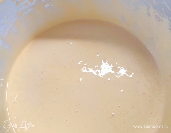 Желтки взбить с 50 граммами сахара. Добавить щепотку соли, растительное масло и молоко. Хорошо перемешать. Всыпать муку и разрыхлитель. Размешать до однородности.