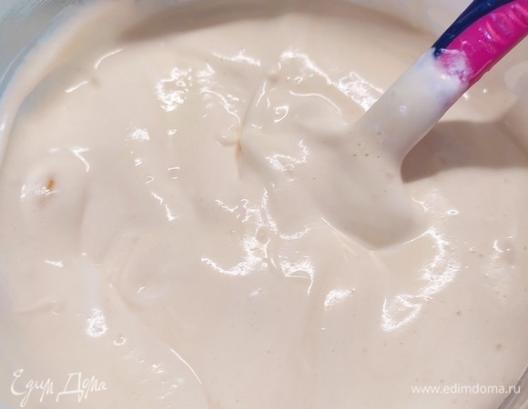 В тесто в два захода добавить белки. Аккуратно перемешать и вылить тесто на противень, застеленный пергаментом. Выпекать 15 минут при температуре 170°C.