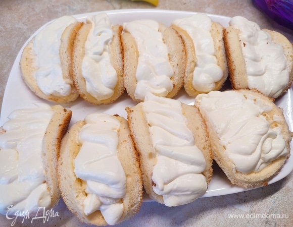 Для крема сливки взбить вместе с творожным сыром и сахарной пудрой. Если вам не хватает сладости, то добавьте пудры по вкусу. Выложить крем на кружочки бисквита, поднять края кверху. Можно украсить сразу и приступать к дегустации, а можно поставить заготовки в холодильник, чтобы пирожные пропитались кремом.