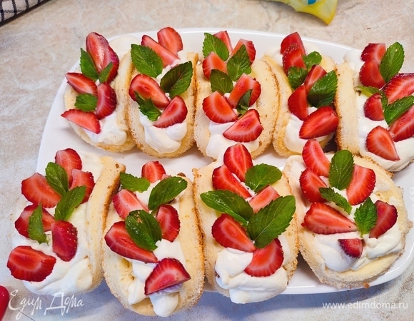 Готовый десерт украсить клубникой и мятой.