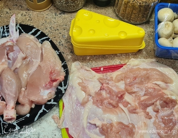 Берем курицу и аккуратно отделяем тушку от костей по типу чулка, помогая ножиком. Разрезать кожу, начиная со спинки.