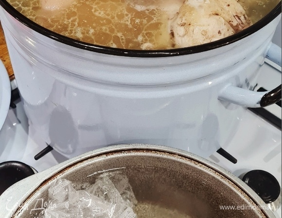 Заворачиваем рулет в пищевую пленку, перевязываем ниткой, затем заворачиваем в фольгу или кулинарный пакет. Отправляем в кастрюлю с водой и варим 1,5–2 часа.