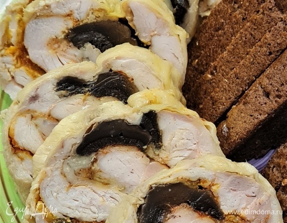 Нарезать рулет на кусочки и подать отдельно как закуску или с хлебом. Любители горчицы или хрена, обязательно попробуйте рулет с ними. Приятного аппетита!