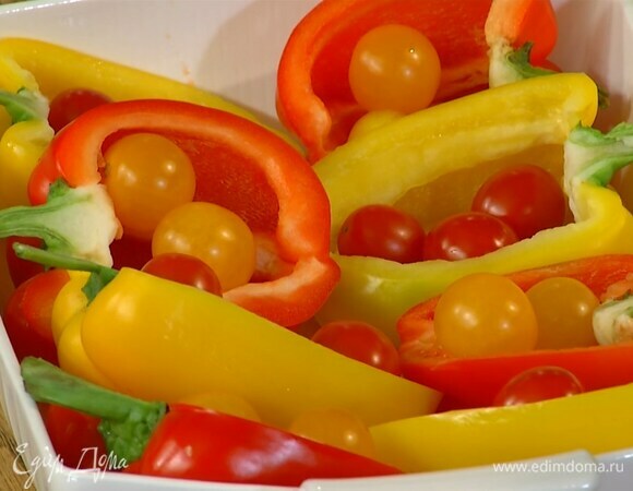 В половинки красного перца поместить желтые черри, а в половинки желтого перца — красные черри.