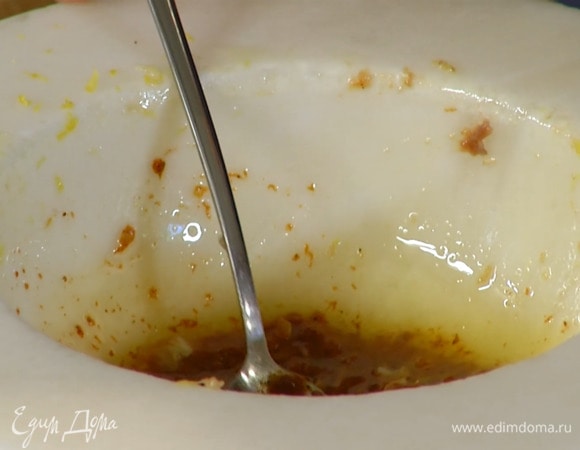 Приготовить заправку: цедру лимона натереть на мелкой терке и выложить в ступку, добавить очищенный зубчик чеснока, анчоусы, влить оливковое масло и все растереть, затем добавить аджику и перемешать ложкой.