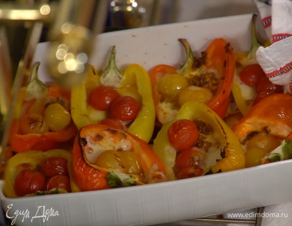 Выложить на помидоры черри по 1 ч. ложке заправки и запекать перец в разогретой духовке 20 минут.