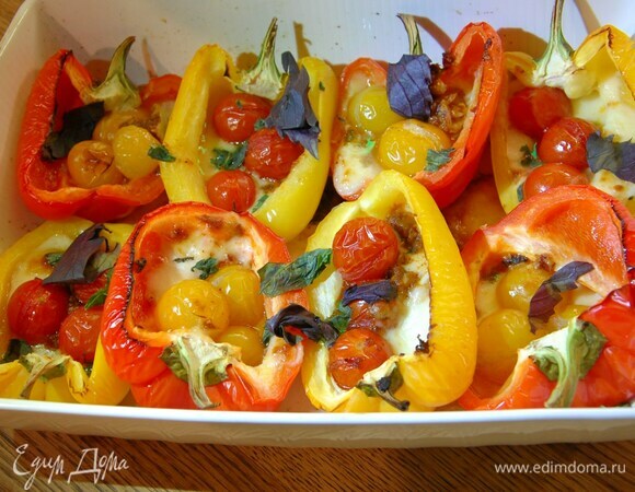 Базилик порвать руками и посыпать готовый перец.