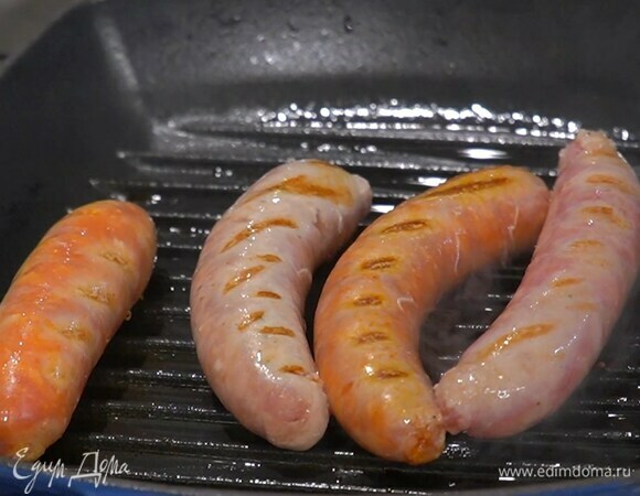 Разогреть в сковороде-гриль 1 ст. ложку оливкового масла и обжаривать колбаски под крышкой до появления румяной корочки.