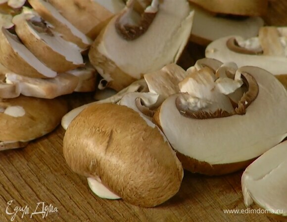 Грибы нарезать пластинками.