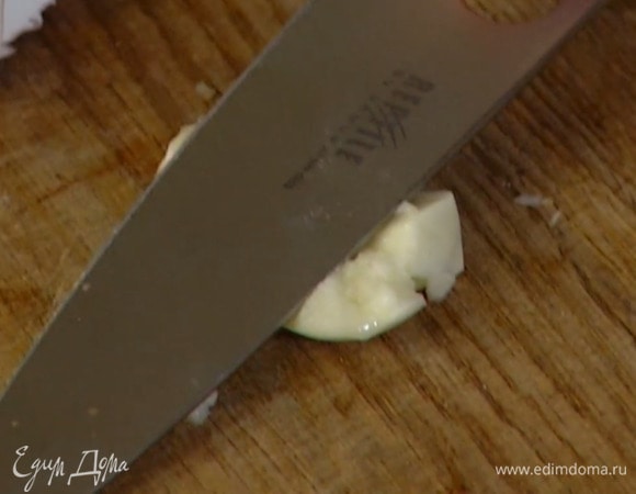 Чеснок почистить и раздавить плоской стороной ножа.