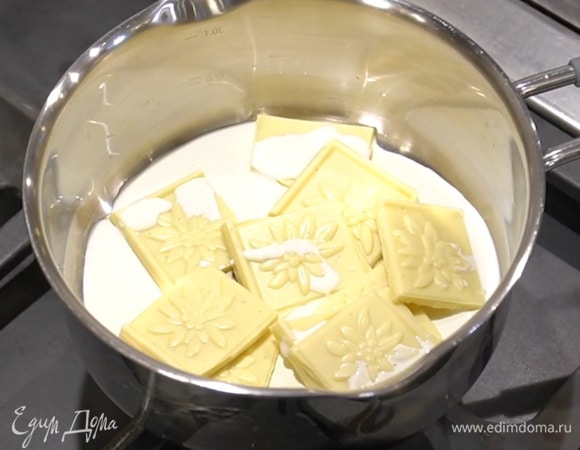 Шоколад поломать небольшими кусочками, выложить в кастрюлю, влить 50 мл сливок и растопить все на медленном огне, затем остудить.