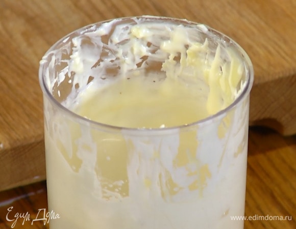 Сливочный сыр соединить с оставшимися сливками и слегка взбить блендером с насадкой-венчиком, ввести яйцо и взбить все в однородную массу, добавить остывший растопленный шоколад и еще раз взбить.