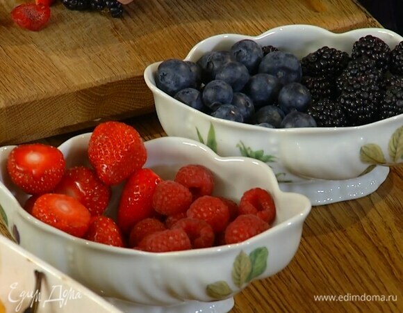 Клубнику разрезать на 4 части, малину, голубику и ежевику — пополам.