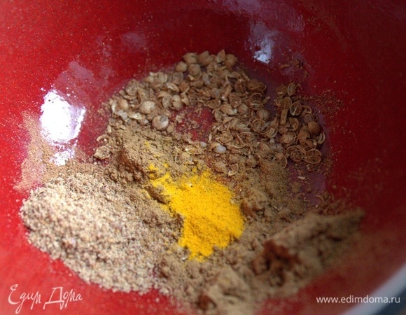 Растереть специи. Если есть непереносимость какой-то специи, исключите.