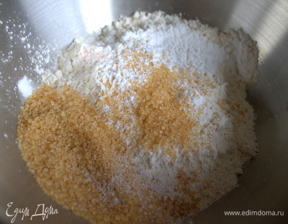 Смешать муку, крахмал, сахар, соль, соду.
