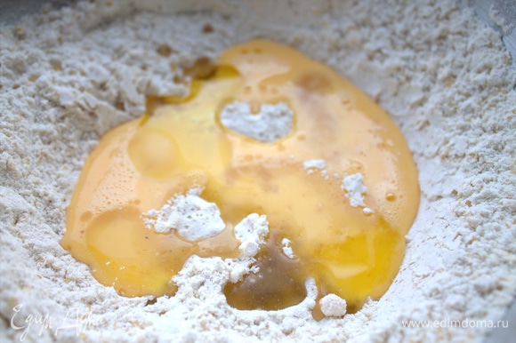 Взбить отдельно яйца с маслом и влить в муку.