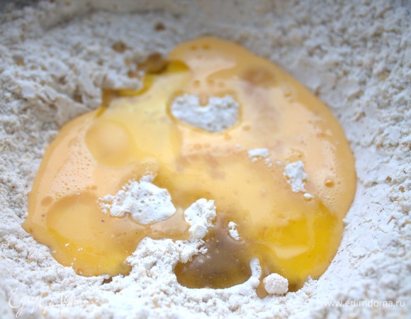 Взбить отдельно яйца с маслом и влить в муку.