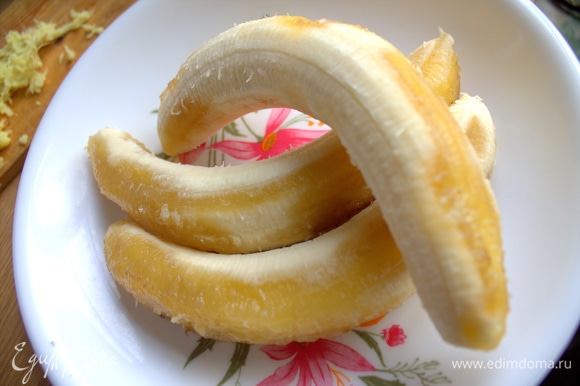 Размять переспелые бананы.