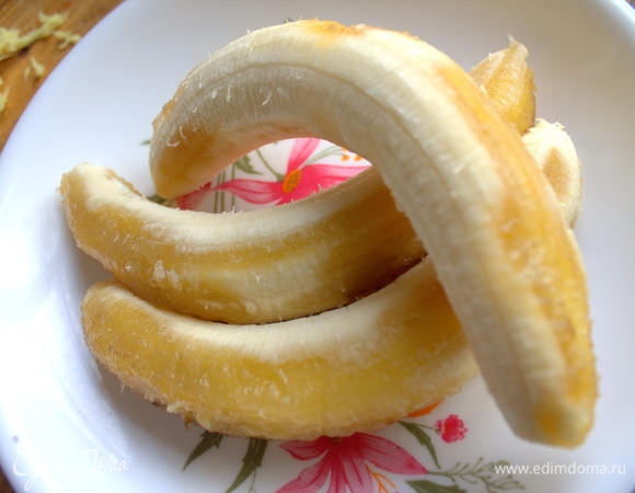 Размять переспелые бананы.