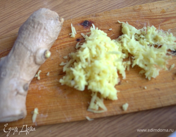 Натереть имбирь. Можно заменить сухим имбирным порошком (0,5 ч. л).