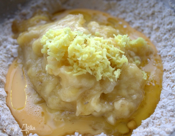 Перенести кашицу из бананов и имбирь в тесто. Тщательно смешать.