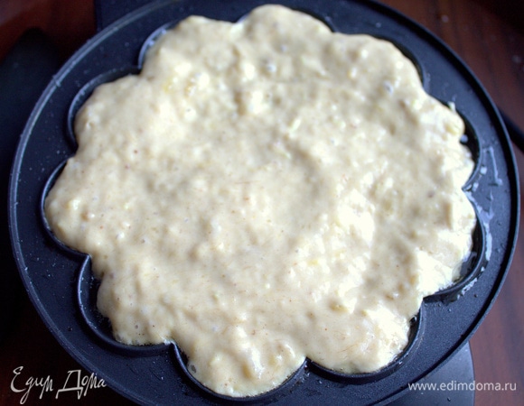 Разогреть вафельницу, смазать кисточкой с маслом и верх и низ, налить тесто, разровнять.