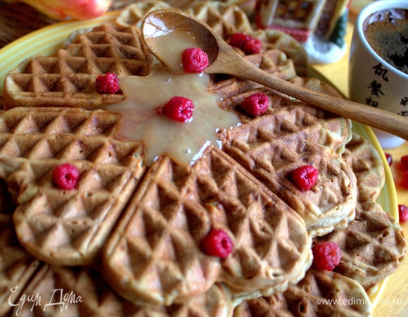 Полить вафли сгущенкой или медом, вареньем. Можно смешать сметану с вареньем и макать в такой соус — рецепт из детства.