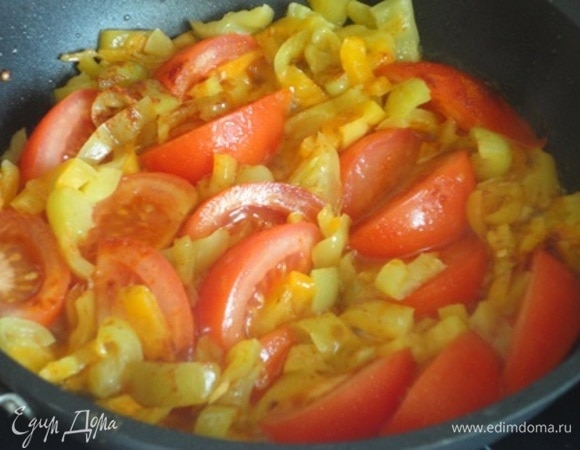 Перцы очистите от семян и нарежьте. Помидоры можно очистить от кожицы или оставить ее, нарезав плод на крупные дольки. Переложите овощи в сковороду и вылейте остатки маринада. При необходимости добавьте оливковое масло и припустите в течение 15 мин.