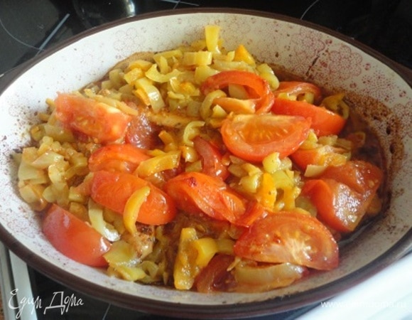 Выложите овощи на индейку или вокруг нее. Верните форму в духовку еще на 10–15 минут.