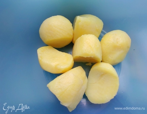 Картофель отварить заранее, натереть крупно или размять вилкой.