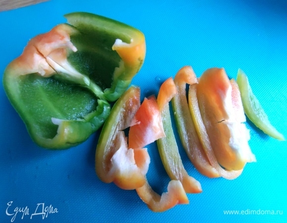 Перец нарезать кубиком.